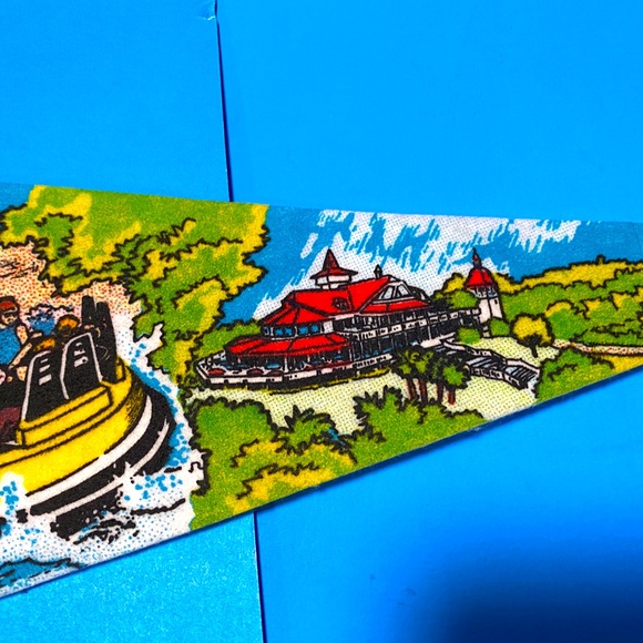 BUSCH GARDENS VINTAGE 90’s TAMPA FLORIDA COLLECTIBLE SOUVENIR PENNANT FLAG 30” - Picture 9 of 16